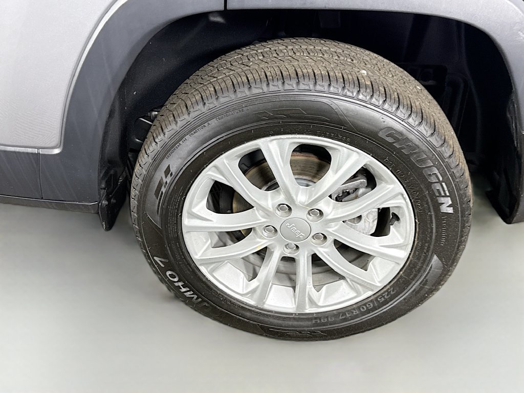 Used 2021 Jeep Cherokee Latitude FWD image 32