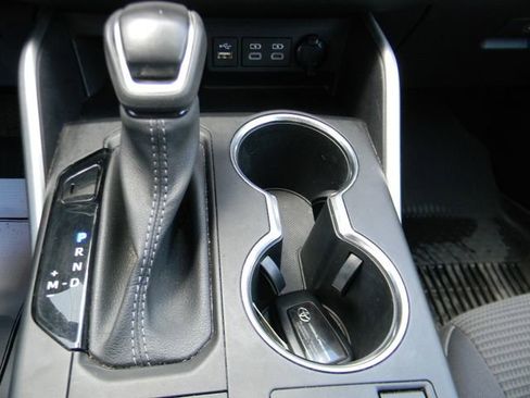 Used 2023 Toyota Highlander LE AWD/4WD image 17