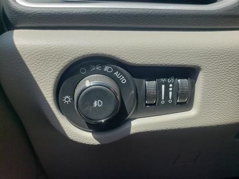 Used 2024 Chrysler Pacifica Touring-L FWD image 30