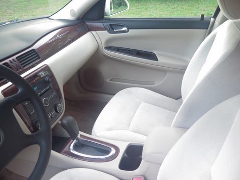 Used 2009 Chevrolet Impala LT FWD image 10