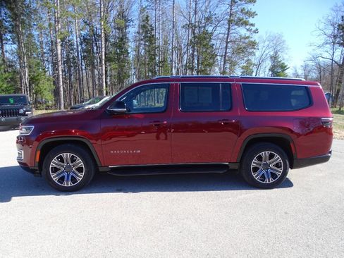 Used 2024 Jeep Wagoneer L 4WD Series II w/ Flexible Seating Group image 8