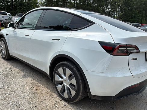 Used 2023 Tesla Model Y AWD image 10