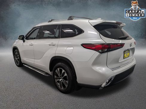 Used 2022 Toyota Highlander XLE AWD/4WD image 7