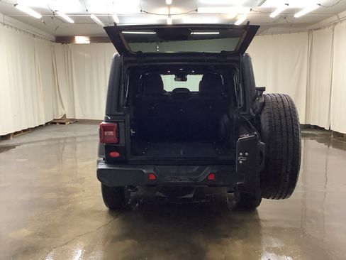 Used 2024 Jeep Wrangler Unlimited Sahara w/ Technology Group AWD/4WD image 8