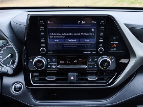 Used 2020 Toyota Highlander XLE image 32