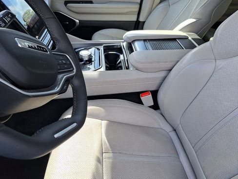 Used 2024 Jeep Wagoneer L Series II image 20