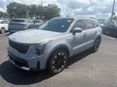 Used 2024 Kia Sorento EX w/ Panoramic Sunroof Package FWD image 3
