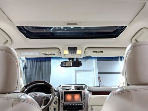 Used 2017 Lexus GX 460 Premium w/ Premium Package image 36