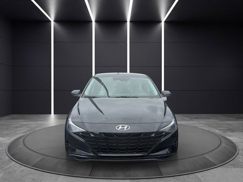 Used 2021 Hyundai Elantra SE FWD image 2