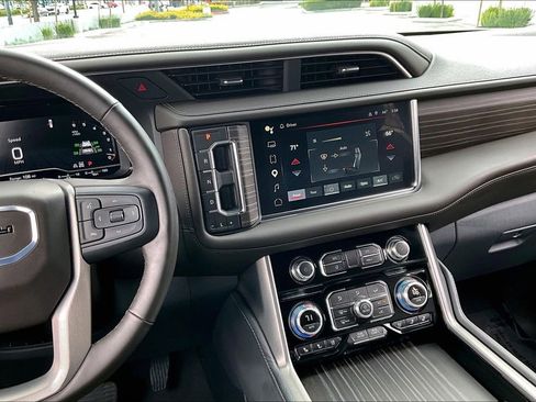 Used 2024 GMC Yukon XL Denali AWD/4WD image 8