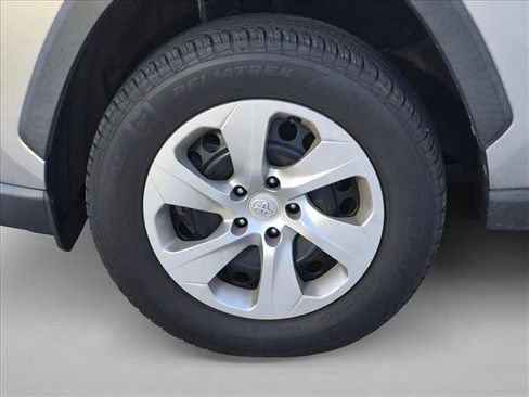 Used 2021 Toyota RAV4 LE FWD image 9