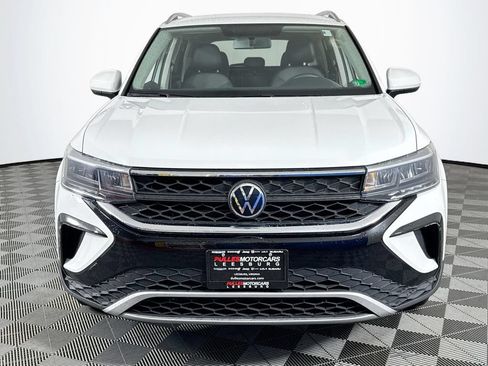 Used 2022 Volkswagen Taos SE FWD image 2