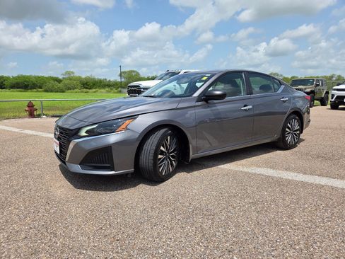 Used 2024 Nissan Altima 2.5 SV FWD image 3
