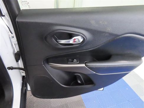 Used 2020 Jeep Cherokee Limited image 32