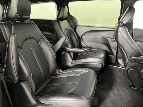 Certified 2024 Chrysler Pacifica Limited image 31