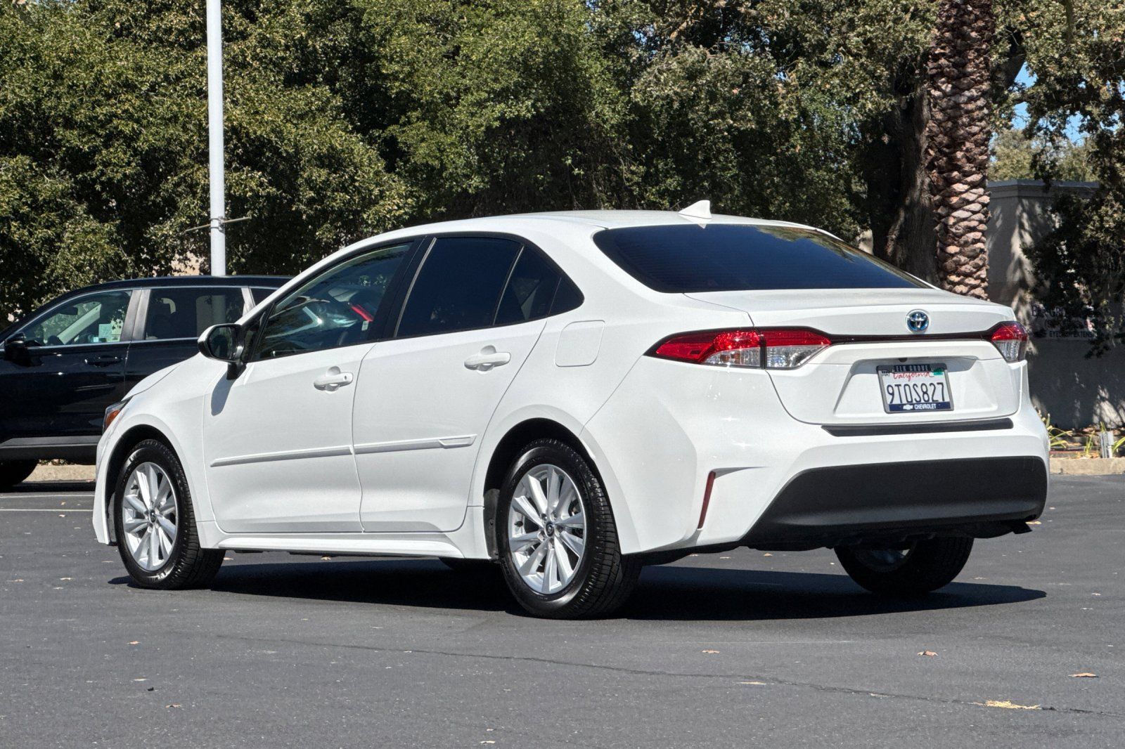 Used 2025 Toyota Corolla LE w/ LE Premium Package FWD image 5
