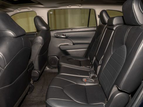 Used 2023 Toyota Highlander XLE image 6