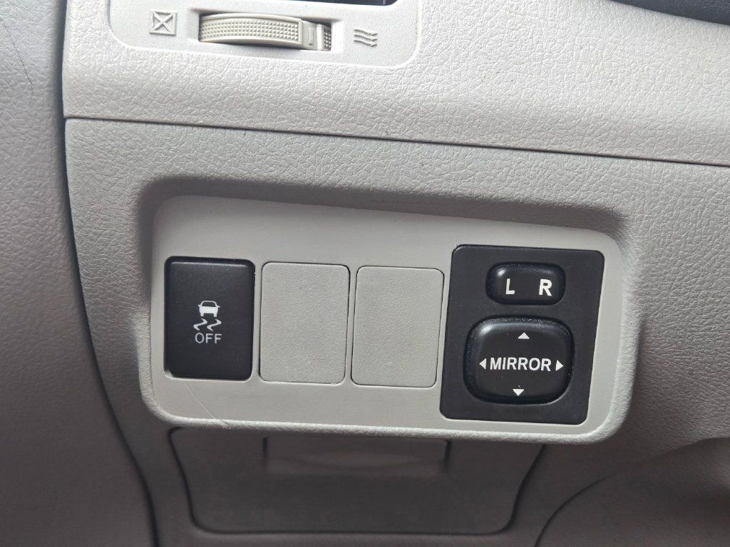 Used 2013 Toyota Corolla LE FWD image 18