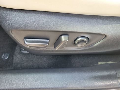 Used 2022 Toyota RAV4 Limited AWD/4WD image 18