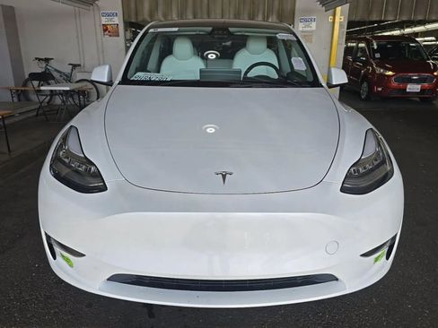 Used 2023 Tesla Model Y AWD image 4