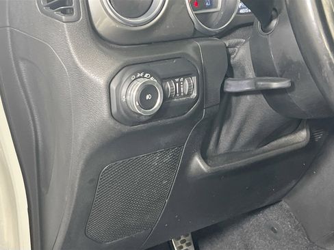 Used 2019 Jeep Wrangler Unlimited Sahara image 10