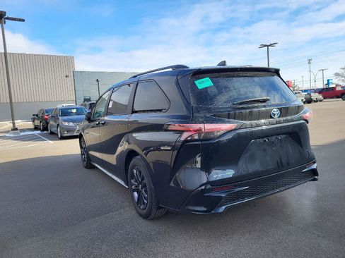 Used 2025 Toyota Sienna XSE image 5