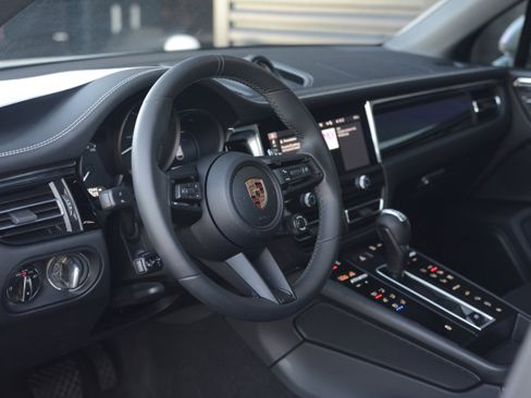 Certified 2026 Porsche Macan AWD/4WD image 4
