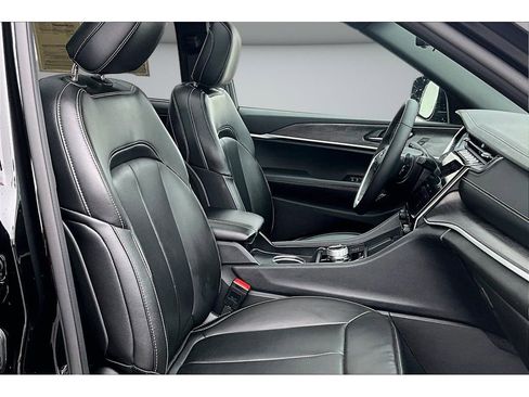 Used 2025 Jeep Grand Cherokee L Limited w/ Luxury Tech Group II image 8