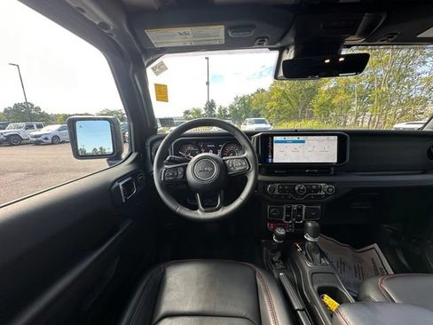 Used 2025 Jeep Wrangler Unlimited Rubicon AWD/4WD image 18