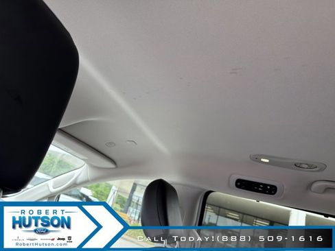 Used 2023 Chrysler Pacifica Touring-L FWD image 21
