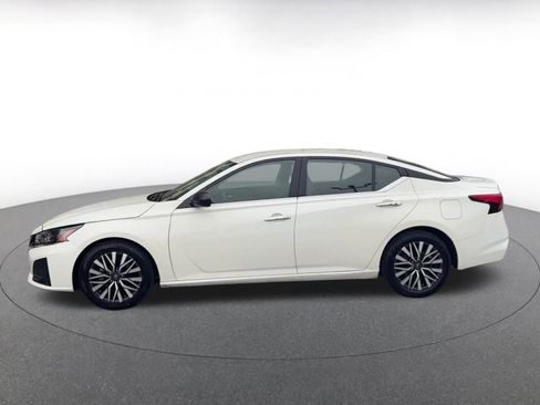 Used 2025 Nissan Altima 2.5 SV FWD image 9