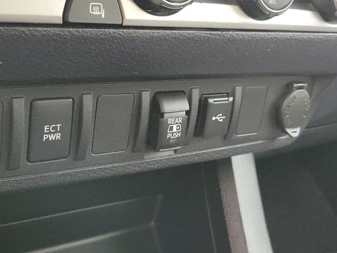 Used 2020 Toyota Tacoma SR5 RWD image 29