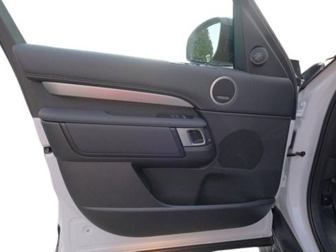 Used 2025 Land Rover Discovery Dynamic SE AWD/4WD image 11