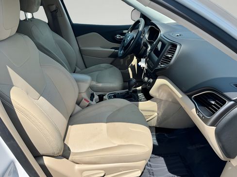 Used 2019 Jeep Cherokee Latitude w/ Popular Appearance Group FWD image 11