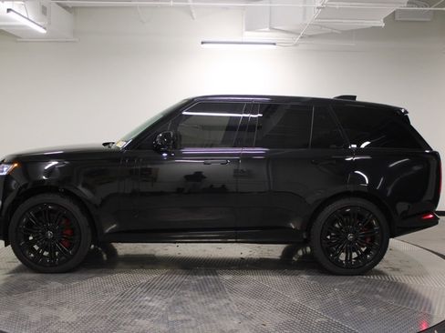 Used 2024 Land Rover Range Rover SE image 2
