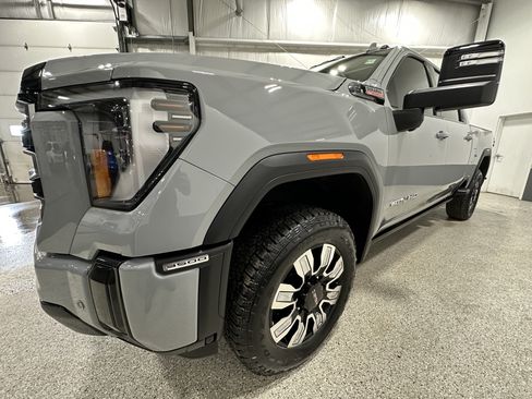 Used 2025 GMC Sierra 3500 AT4 w/ AT4 Premium Plus Package AWD/4WD image 6