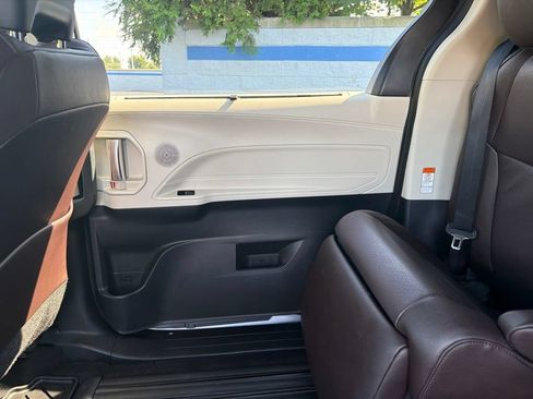 Used 2024 Toyota Sienna Platinum FWD image 21