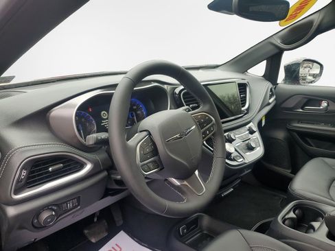 New 2026 Chrysler Pacifica Select image 16