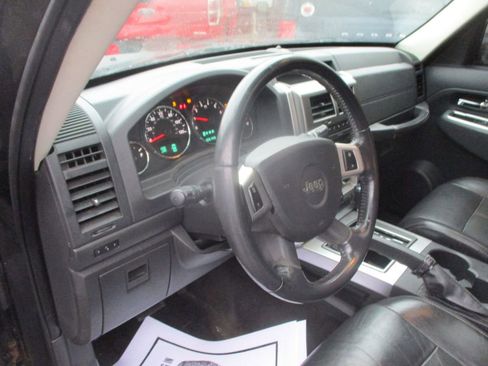 Used 2010 Jeep Liberty Limited image 12