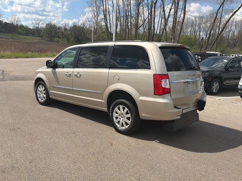 Used 2016 Chrysler Town & Country Touring FWD image 3
