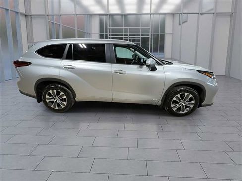 Certified 2025 Toyota Highlander XLE image 9