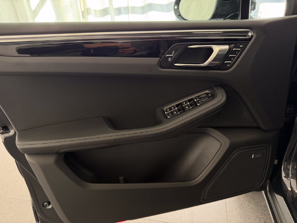 Certified 2026 Porsche Macan AWD/4WD image 15