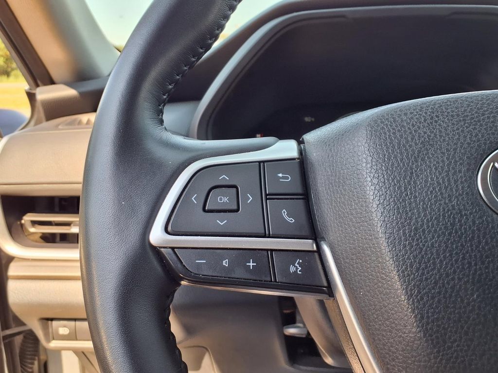 Used 2025 Toyota Grand Highlander AWD image 11