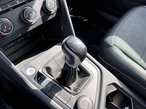 Certified 2022 Volkswagen Taos SE w/ Panoramic Sunroof Package image 28