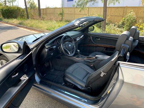 Used 2010 BMW 328i Convertible image 17