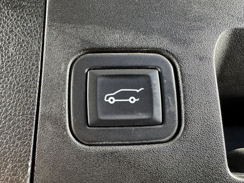 Used 2021 Cadillac XT4 Luxury w/ LPO, Onyx Sport Package AWD/4WD image 31