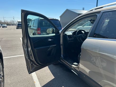 Used 2019 Jeep Cherokee Limited image 11