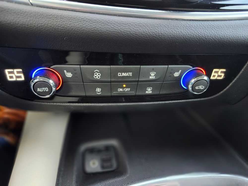 Used 2020 Buick Enclave Essence AWD/4WD image 21