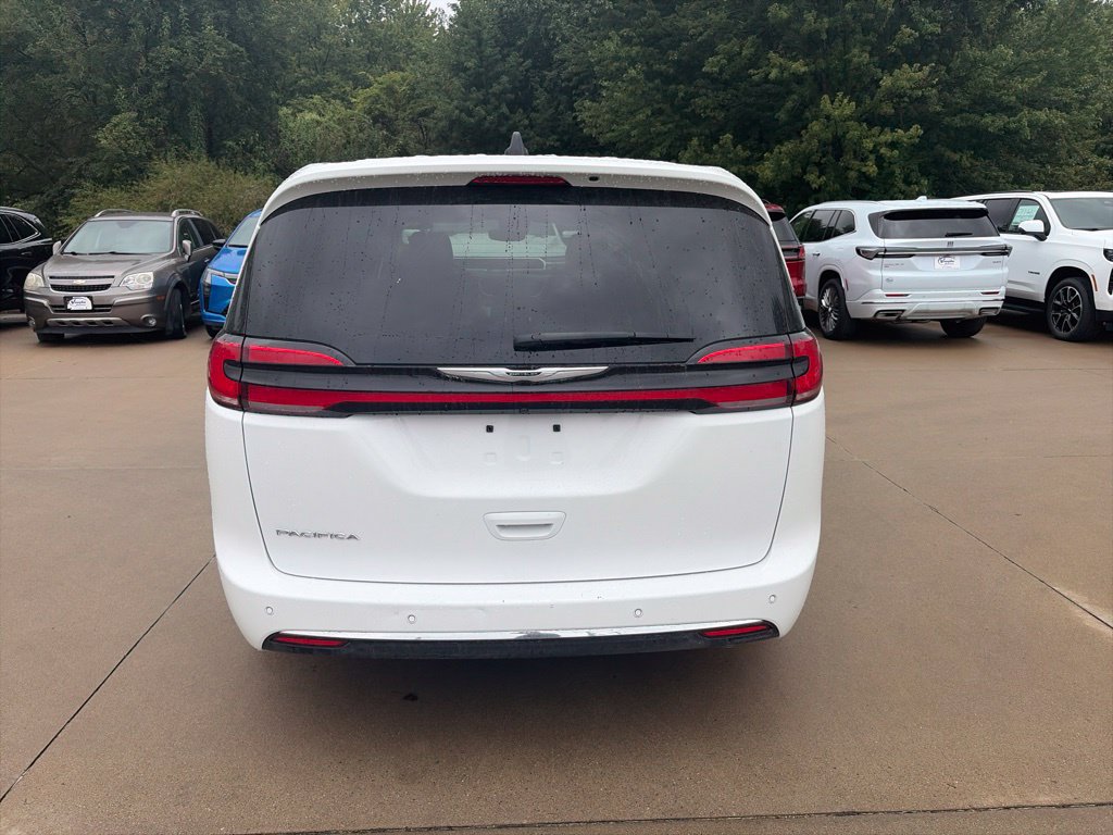 Used 2025 Chrysler Pacifica Select FWD image 8