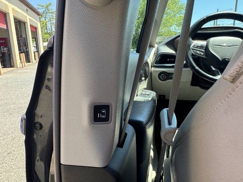 Used 2019 Chrysler Pacifica Touring-L FWD image 20